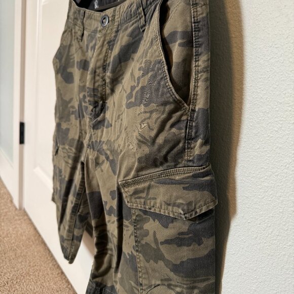 Volcom | Men's Camo Shorts | Size 32 - Picture 2 of 4